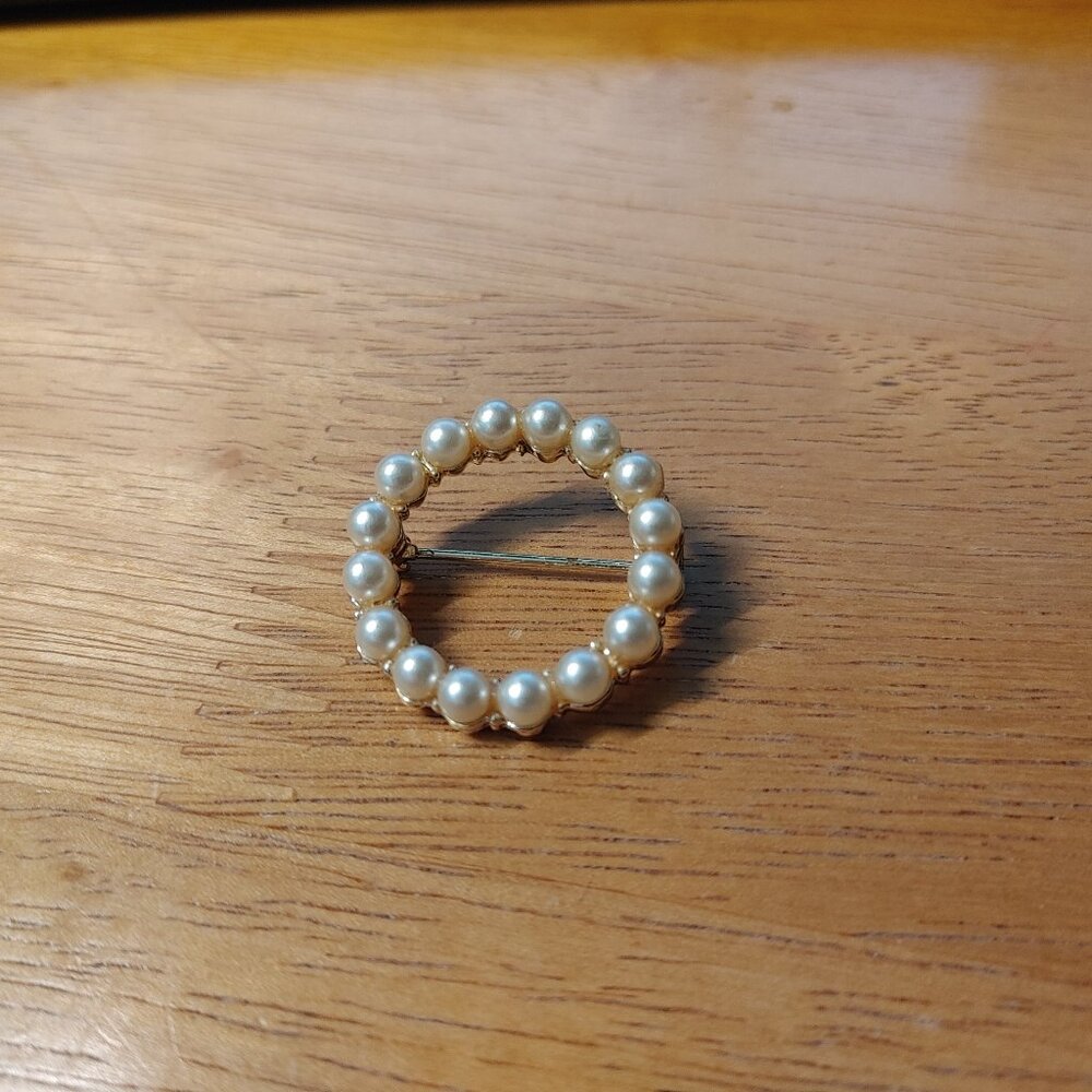 Vintage Faux Seed Pearl Gold Tone Circle Brooch - Picture 4 of 7